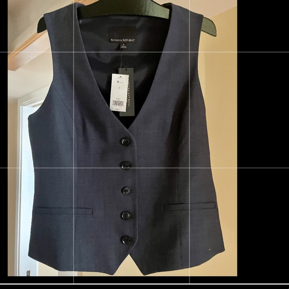 Navy banana republic women’s vest never worn brand new